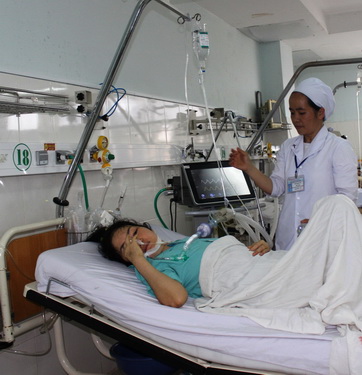 Sơ Nguyễn Thị Nhật Khánh (bên phải) đang chăm sóc bệnh nhân.