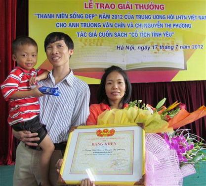 Chị Phương trong dịp nhận giải thưởng “Thanh niên sống đẹp” của Hội Liên hiệp TNVN năm 2012.