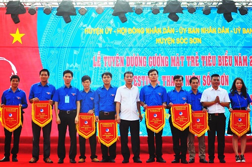 Anh Đỗ Văn Thành (thứ 5 từ trái qua) là tấm gương tiêu biểu về hiến máu cứu người cũng như có nhiều hoạt động, tổ chức chương trình thiện nguyện ý nghĩa nên được Thành đoàn Hà Nội và Huyện đoàn Sóc Sơn tặng nhiều khen thưởng trong công tác đoàn.