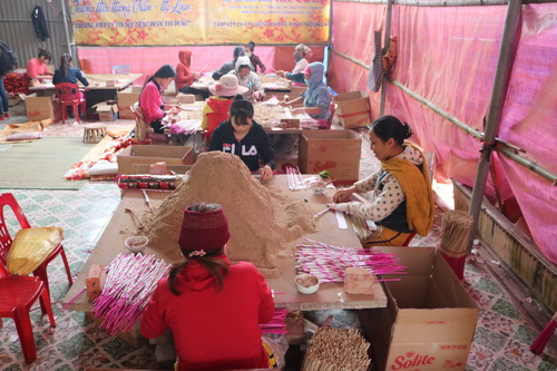 Hương trầm là một sản phẩm truyền thống của người dân Qùy Châu (Nghệ An) đã có cách đây gần 30 – 40 năm.