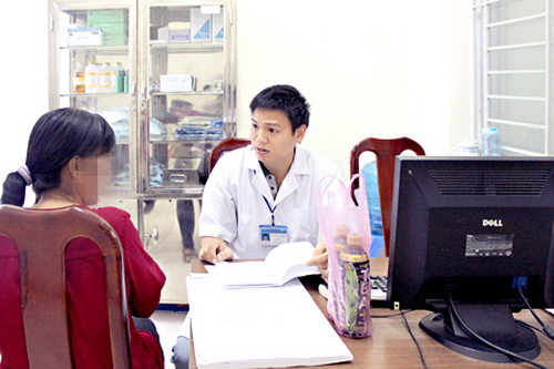 Bác sĩ không chỉ chữa bệnh mà còn nâng đỡ tâm hồn cho người bệnh.