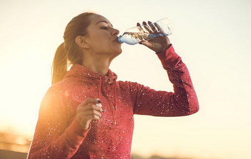 Cảm thấy khát nước hay tăng cân là những dấu hiệu khi cơ thể dư thừa protein.Cảm thấy khát nước hay tăng cân là những dấu hiệu khi cơ thể dư thừa protein.