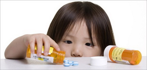 Không cho trẻ nghịch thuốc để phòng tránh ngộ độc cấp tính.