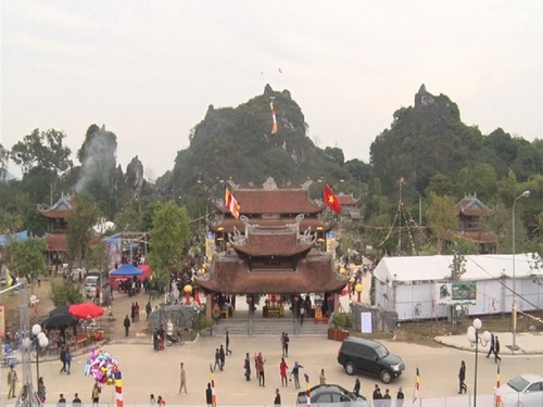 Toàn cảnh chùa Hang.