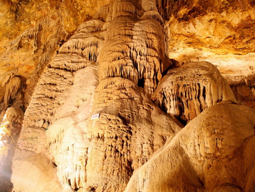 Cảnh đẹp trong hang động chùa Hang.