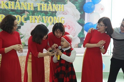 Bé phát biểu cảm nghĩ tại lớp học Hy vọng.