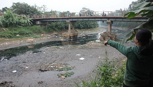 Người dân quận Nam Từ Liêm bức xúc trước tình trạng ô nhiễm sông Nhuệ.