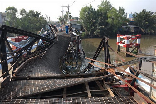 Cầu Long Kiểng bị xe ben quá tải trọng làm sập vào tối 19/1.