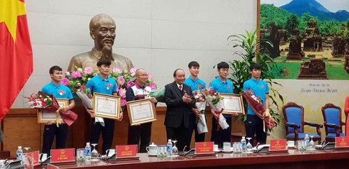 Thủ tướng trao các phần thưởng cao quý cho HLV Park Hang-seo và các cầu thủ U23. Ảnh: Chinhphu.vn
