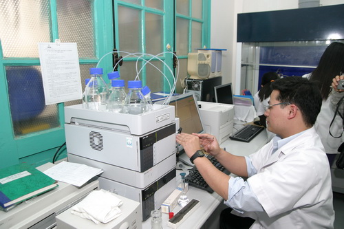 Kiểm tra chất lượng thuốc tại Viện Kiểm nghiệm thuốc TW. Ảnh: TM