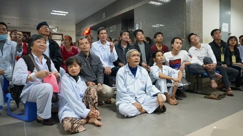 Rất đông bệnh nhân tập trung theo dõi trận chung kết U23.