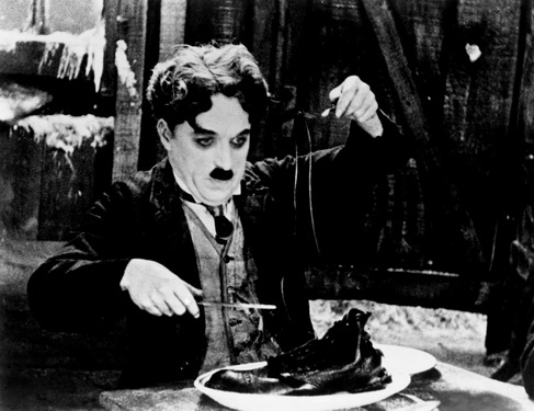 Vua hề Charlie Chaplin cần mẫn 63 lần ăn…”giầy da”.