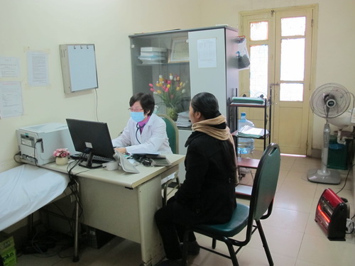 Tăng cường đèn sưởi chống rét cho người bệnh tại Khoa Khám bệnh BV Bạch Mai.
