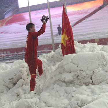 Sau trận chung kết với U23 Uzberkistan, Duy Mạnh đã cắm lá cờ Tổ quốc trên băng tuyết, cúi đầu trước Quốc kỳ và tri ân khán giả. Hành động này làm triệu người hâm mộ rất xúc động.