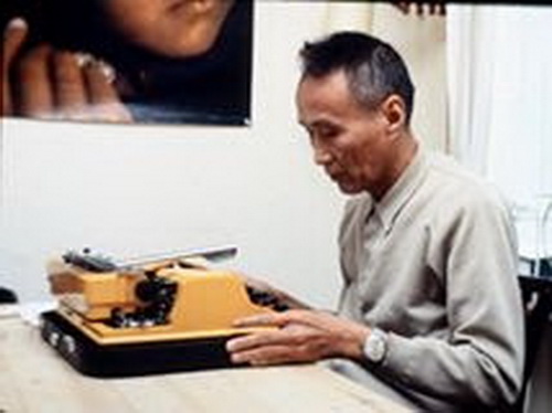 Bác sĩ Nguyễn Khắc Viện làm việc trong chuyến thăm Thụy Điển năm 1978.