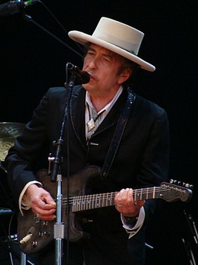 Dylan trên sân khấu Liên hoan Azkena Rock Festival, Vitoria-Gasteiz, Tây Ban Nha ngày 26/6/2010.