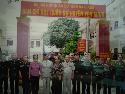 Anh hùng Đỗ Văn Trì (người mặc quân phục trắng đứng giữa) cùng vợ thăm lại nơi chiến trường xưa ở địa đầu tỉnh Hà Giang (năm 2001).