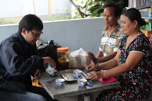 Lương y Đạo Thị Nữ cùng chồng (bên phải) nói về tình nghĩa và cách bốc thuốc của người Chăm.