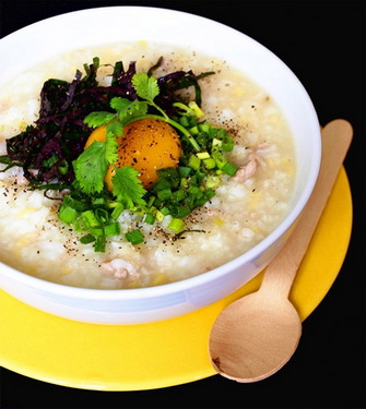 Cháo trứng gà tía tô gừng bổ dưỡng, vừa là bài thuốc quý chữa ngoại cảm phong hàn cho mọi lứa tuổi, kể cả phụ nữ có thai cho con bú.