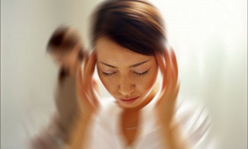 Chóng mặt, choáng váng khi đứng lên biểu hiện thường gặp ở hạ huyết áp tư thế.