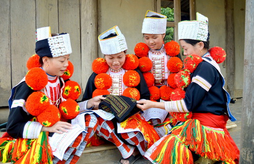 Phụ nữ dân tộc Dao đỏ trong trang phục truyền thống.