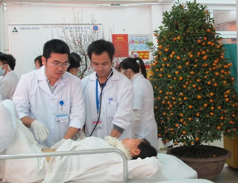 Các thầy thuốc vẫn luôn hết mình vì người bệnh cả trong những ngày Tết.