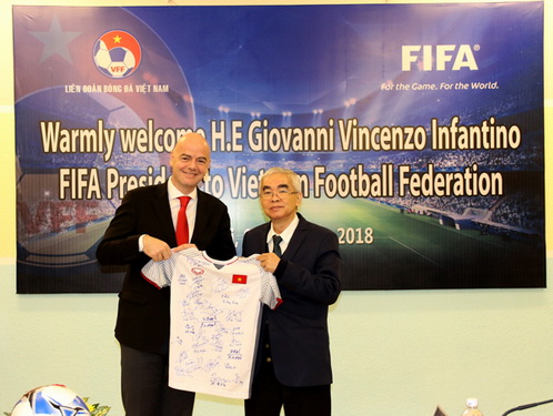Chủ tịch FIFA nhận chiếc áo có tất cả chữ ký của Đội tuyển U23 Việt Nam do Chủ tịch VFF Lê Hùng Dũng trao tặng.