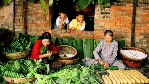 Hạnh phúc lớn nhất là được sum vầy bên người thân mỗi dịp Tết đến xuân về.