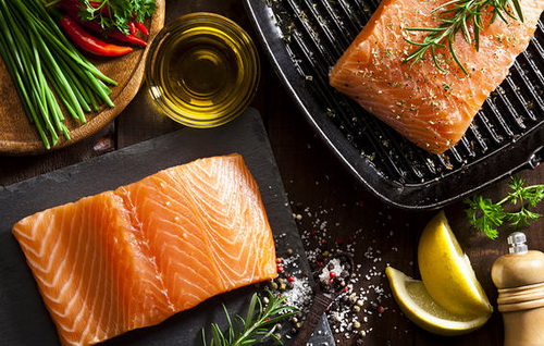 Cá hồi chứa nhiều omega-3, DHA và EPA rất cần thiết cho sức khỏe của não.