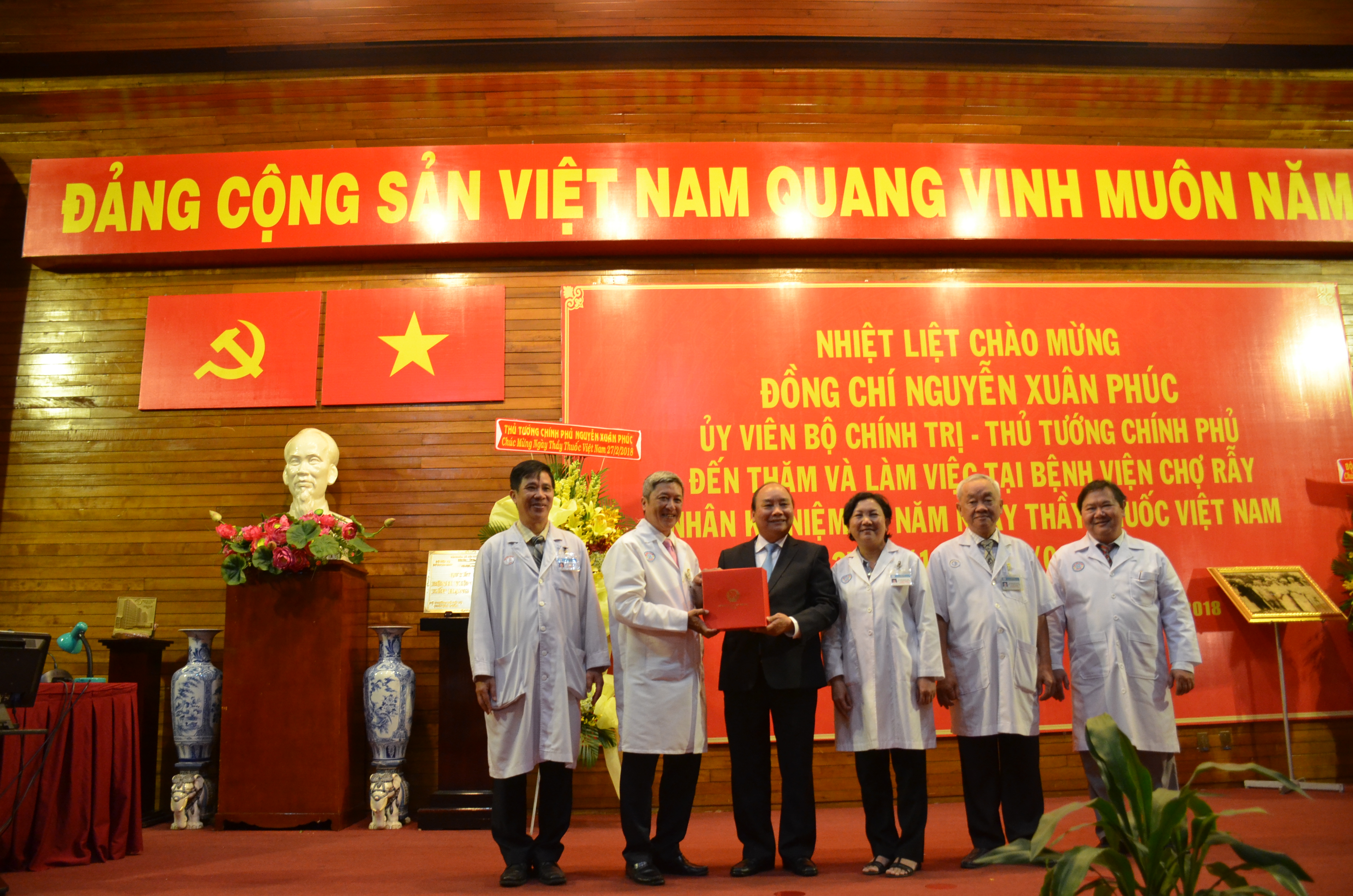 Thủ tướng Nguyễn Xuân Phúc đến thăm và tặng quà cán bộ nhân viên y tế BV Chợ Rẫy