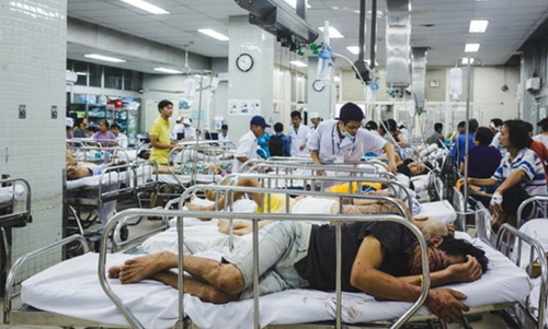 Bệnh nhân ùn ùn nhập viện do rượu, tai nạn giao thông và đánh nhau.