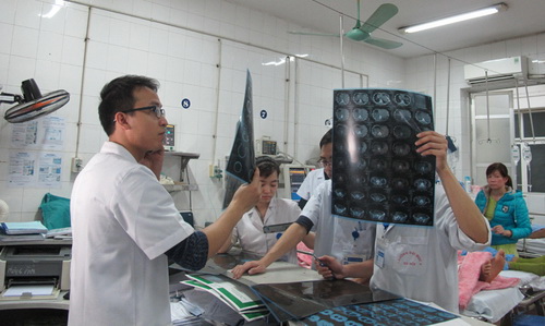 Các kíp trực quay cuồng cấp cứu, phân loại bệnh nhân.