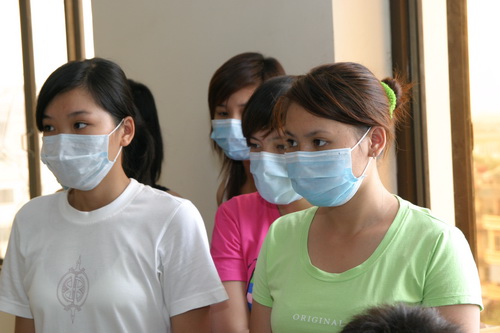 Khi nghi ngờ mắc cúm cần đeo khẩu trang để tránh lây lan cho người khác.   Ảnh: TM