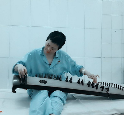 Hoàng Hà chơi đàn trong bệnh viện.