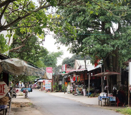 Khu người Việt gốc Lào khang trang và đa dạng các sản phẩm đặc trưng của nhiều dân tộc.