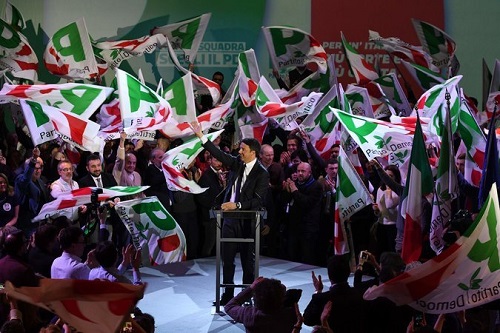 Cựu Thủ tướng Italia Renzi trước đám đông người ủng hộ