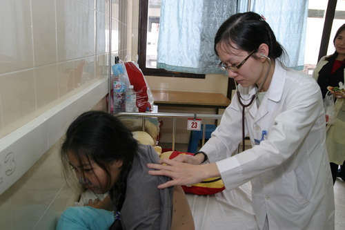 Khám cho bệnh nhân thủy đậu. Ảnh: TM