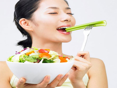 Ăn nhiều rau, trái cây và uống sữa để thúc đẩy chuyển động ruột khỏe mạnh.
