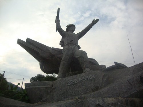 Tượng đài Anh hùng Cù Chính Lan.