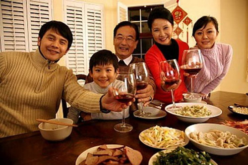 Rượu chỉ nên uống một chút khi Tết đến xuân về, ngày sum họp gia đình.