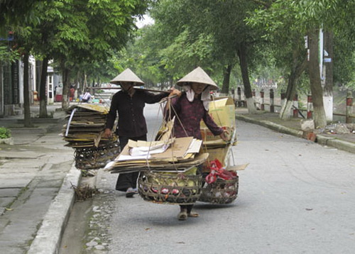 Thu mua sách báo và giấy vụn trở thành nghề mưu sinh của khá nhiều chị em nông thôn lên thành phố.   (ảnh minh họa).