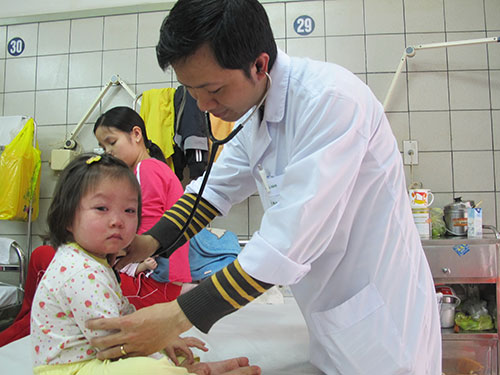 Điều trị cho trẻ mắc bệnh sởi tại Bệnh viện Bạch Mai. Ảnh: D.Thu
