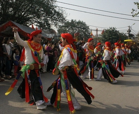 Điệu múa “con đĩ đánh bồng”.