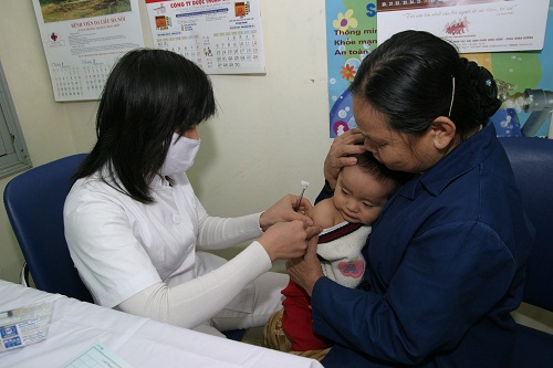 Tiêm vắc -xin là biện pháp phòng bệnh tốt nhất cho trẻ. Ảnh: TM