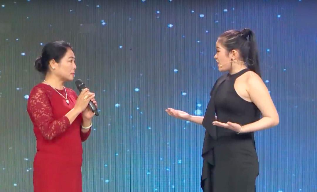 Thí sinh Thiên Kỳ (bên phải) gây bức xúc với khán giả trong phần thi vượt qua thử thách tại chương trình Quý cô hoàn hảo vừa qua. Thí sinh Thiên Kỳ (bên phải) gây bức xúc với khán giả trong phần thi vượt qua thử thách tại chương trình Quý cô hoàn hảo vừa qua.