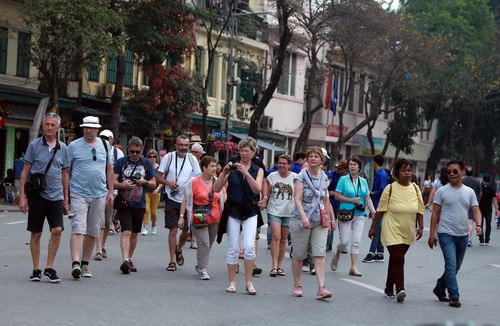 Du khách nước ngoài tham quan phố đi bộ Hồ Gươm (quận Hoàn Kiếm, Hà Nội).
