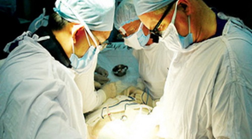 Dù phải đối mặt với nhiều thử thách, người thầy thuốc luôn vững tin vào con đường mình đã lựa chọn.