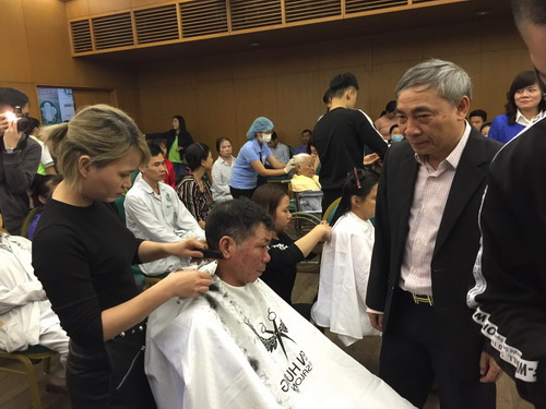 Cắt tóc, gội đầu cho bệnh nhân đang điều trị tại BV Bạch Mai.