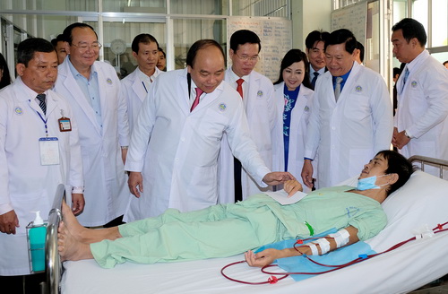 Thủ tướng Chính phủ Nguyễn Xuân Phúc, Trưởng ban Tuyên giáo TW Võ Văn Thưởng và Bộ trưởng Bộ Y tế Nguyễn Thị Kim Tiến thăm bệnh nhân điều trị tại BVĐK Vĩnh Long.