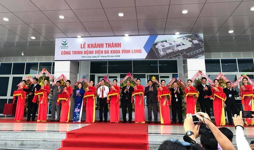 Thủ tướng Nguyễn Xuân Phúc, Trưởng ban Tuyên giáo TW Võ Văn Thưởng và Bộ trưởng Bộ Y tế Nguyễn Thị Kim Tiến cắt băng khánh thành công trình nâng cấp BVĐK Vĩnh Long.